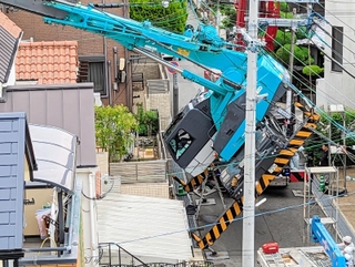 住宅街で倒れたクレーン＝灘区赤松町１（読者提供）