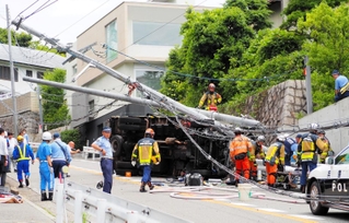 電柱２本をなぎ倒して横転したトラック＝１４日午前、芦屋市山手町