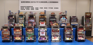 違法スロット店から押収されたスロット＝１４日午前、尼崎市昭和通２、尼崎南署
