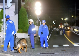 堤将太さんが刺されたとされる現場付近を捜索する警察関係者＝２０１０年１０月５日午前０時１３分、神戸市北区筑紫丘