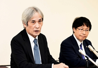神戸北区高２生刺殺事件で亡くなった堤将太さんの父・敏さん（左）と河瀬真弁護士＝７日午後、神戸市中央区橘通３、神戸市立婦人会館（撮影・斎藤雅志）