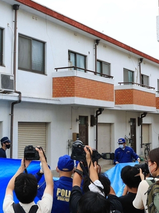 容疑者らの自宅付近にブルーシートを張る捜査員ら＝２３日午前９時４４分、神戸市西区玉津町居住
