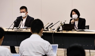 記者会見する市こども家庭局の丸山佳子副局長（右）と市こども家庭センターの高橋顕副所長＝２３日午後、神戸市中央区加納町６、神戸市役所