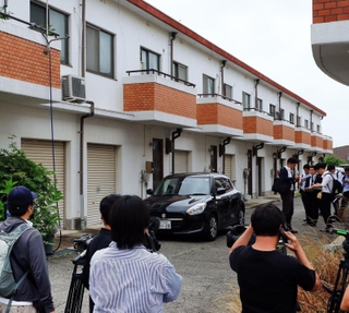 遺体で見つかった男児らが生活していたとみられる集合住宅前＝２３日午前、神戸市西区玉津町居住