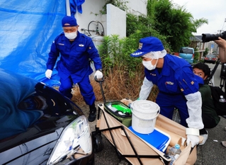 ６歳男児の遺体が見つかるなどした事件で、容疑者の自宅に入る捜査員＝２３日午前、神戸市西区玉津町居住