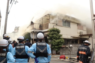 白煙を上げて燃える民家＝２３日午後４時３３分、播磨町