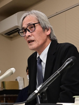 判決を受け、会見する堤将太さんの父の敏さん＝２３日午後、神戸市中央区橘通１、兵庫県弁護士会館（撮影・中西幸大）