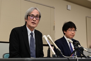 地裁判決を受け、会見する堤敏さん（左）＝２３日午後、神戸市中央区橘通１、兵庫県弁護士会館（撮影・中西幸大）