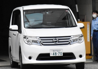 穂坂沙喜容疑者を乗せて兵庫県警本部を出る警察車両＝２４日午前、神戸市中央区下山手通５、兵庫県警本部