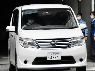 穂坂沙喜容疑者を乗せて兵庫県警本部を出る警察車両＝２４日午前、神戸市中央区下山手通５