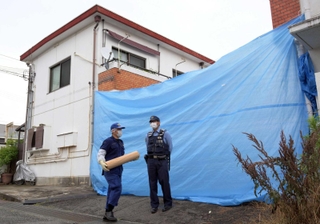男児の自宅がある集合住宅に入る兵庫県警の捜査員＝２６日午前、神戸市西区玉津町居住