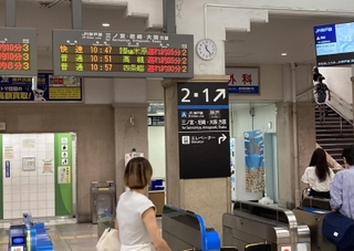 電車の遅れが表示されるＪＲ兵庫駅の改札口＝３０日午前、神戸市兵庫区