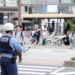 信号機が消えた交差点で交通整理をする警察官＝神戸市中央区