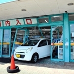 店舗の窓ガラスを破って突っ込んだ軽乗用車＝南あわじ市市円行寺