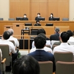 神戸高２刺殺事件の初公判に臨む裁判官ら＝神戸市中央区橘通２、神戸地裁