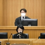 神戸高２刺殺事件の初公判に臨む裁判官ら＝神戸市中央区橘通２、神戸地裁