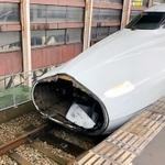 事故の影響で破損したさくら５７２号の先頭車両＝９日朝、ＪＲ姫路駅（ＪＲ西日本提供）