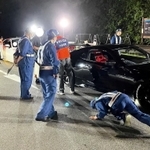 不正改造車を確認する係員ら＝神戸市灘区六甲山町北六甲（国土交通省神戸運輸監理部提供、画像の一部を加工しています）