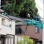 倒れたクレーンの復旧作業にあたる作業員＝１４日午後４時２分、灘区赤松町１