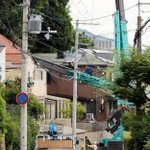 クレーンが倒れた住宅街＝１４日午後４時４分、灘区赤松町１