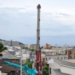 住宅街で倒れたクレーン車＝１４日午後、灘区赤松町（読者提供）