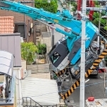 住宅街で倒れたクレーン＝灘区赤松町１（読者提供）
