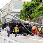電柱２本をなぎ倒して横転したトラック＝１４日午前、芦屋市山手町