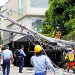 電柱２本をなぎ倒して横転したトラック＝１４日午前、芦屋市山手町