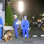 堤将太さんが刺されたとされる現場付近を捜索する警察関係者＝２０１０年１０月５日午前０時１３分、神戸市北区筑紫丘