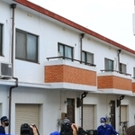 容疑者らの自宅付近にブルーシートを張る捜査員ら＝２３日午前９時４４分、神戸市西区玉津町居住