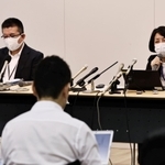 記者会見する市こども家庭局の丸山佳子副局長（右）と市こども家庭センターの高橋顕副所長＝２３日午後、神戸市中央区加納町６、神戸市役所