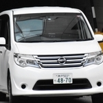 穂坂沙喜容疑者を乗せて兵庫県警本部を出る警察車両＝２４日午前、神戸市中央区下山手通５、兵庫県警本部