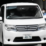 穂坂沙喜容疑者を乗せて兵庫県警本部を出る警察車両＝２４日午前、神戸市中央区下山手通５