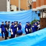６人が住んでいた自宅を調べる捜査員ら＝２３日午前１０時４３分、神戸市西区玉津町居住