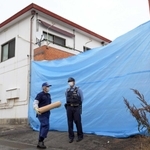 男児の自宅がある集合住宅に入る兵庫県警の捜査員＝２６日午前、神戸市西区玉津町居住
