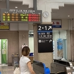 電車の遅れが表示されるＪＲ兵庫駅の改札口＝３０日午前、神戸市兵庫区