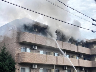 黒煙を上げて燃える部屋＝香美町香住区下浜