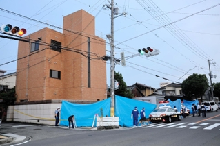 現場の組事務所を調べる捜査員ら＝９日午後７時７分、神戸市西区玉津町上池