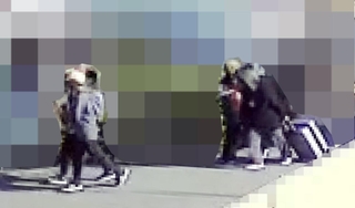 穂坂修ちゃんらの自宅近くを捉えた防犯カメラの映像。徒歩の４人の姿が確認でき、うち１人が銀色のスーツケースを引いている。死体遺棄容疑で再逮捕された４人が遺体を運び出した時間帯と一致しており、兵庫県警は４人が遺棄現場に向かう途中の映像と特定した＝神戸市西区、住民提供（画像は加工しています）