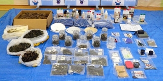 男が所持していた乾燥大麻など（兵庫県警提供）