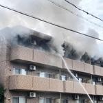 黒煙を上げて燃える部屋＝香美町香住区下浜
