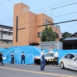 現場の組事務所を調べる捜査員ら＝９日午後７時４分、神戸市西区玉津町上池