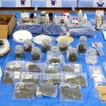 男が所持していた乾燥大麻など（兵庫県警提供）