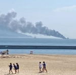 明石海峡大橋付近で黒煙を上げて燃える遊漁船「第二恵比寿丸」＝２８日午後２時３３分