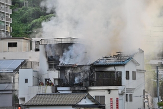 白煙を上げて燃える建物＝１日午前５時４３分、神戸市長田区長田天神町５