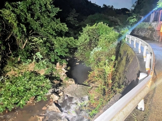 男子高校生が溺れる事案があった住吉川の上流部＝２０日午後７時３８分、神戸市東灘区
