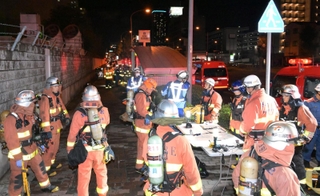 大勢の消防隊員が集まった阪神春日野道駅周辺＝２４日午後８時２５分、神戸市中央区北本町通２