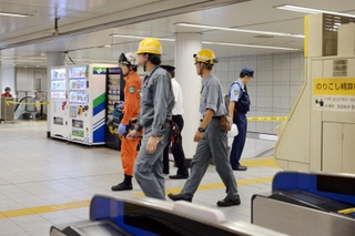 地下の状況を調べる消防署員ら＝２４日午後９時２０分、阪神春日野道駅
