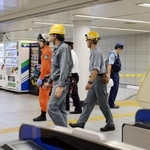 地下の状況を調べる消防署員ら＝２４日午後９時２０分、阪神春日野道駅