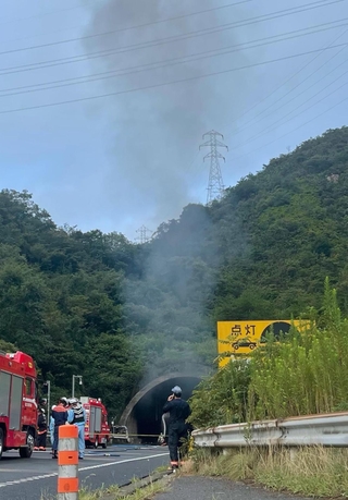 トラック火災と多重追突事故が発生した山陽自動車道尼子山トンネル付近（提供）